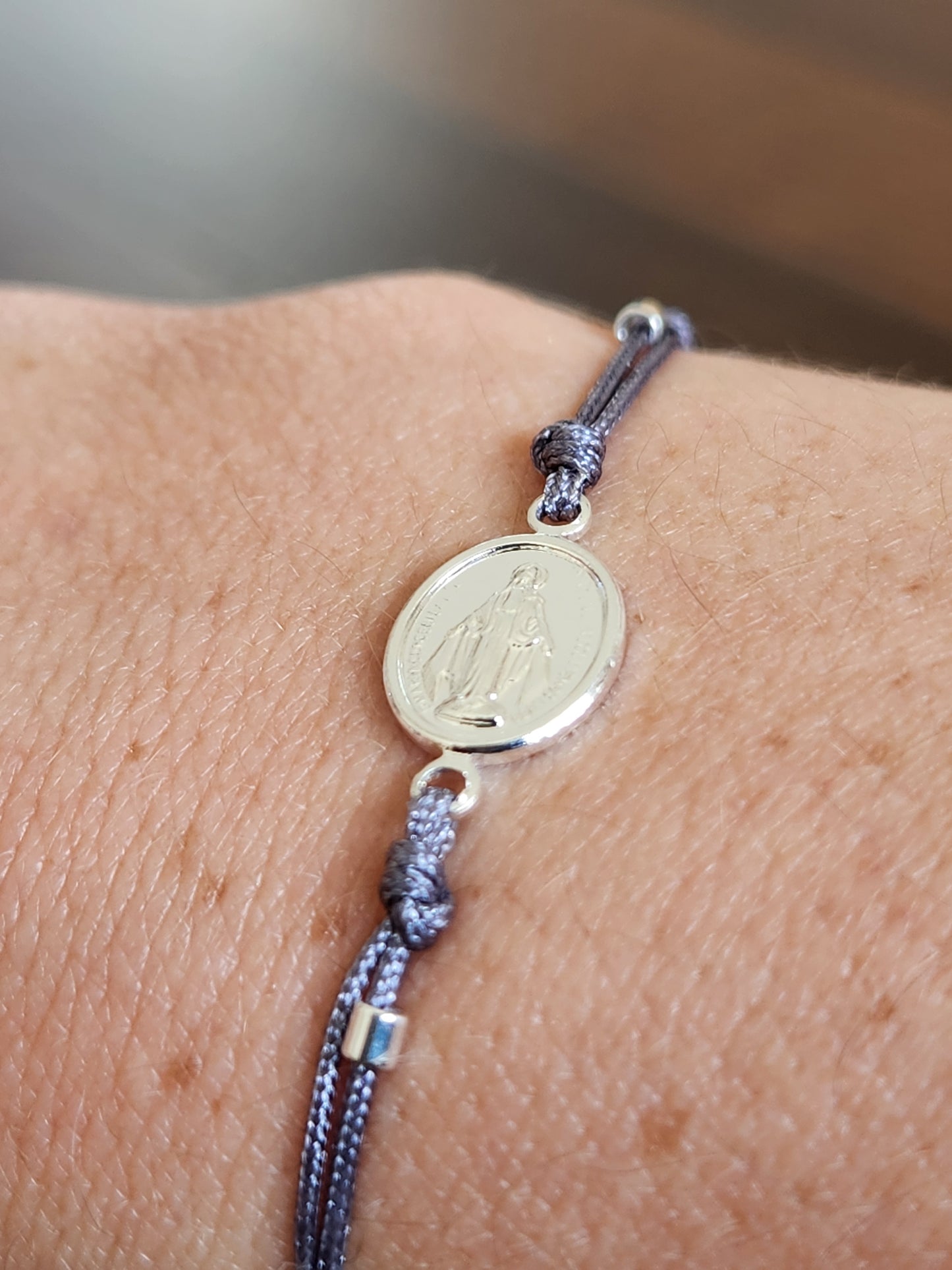 Pulsera Virgen Milagrosa gris